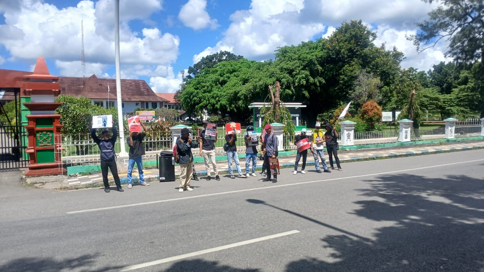 Gema "Bebaskan Erasmus" di Kupang: Perlawanan Terhadap Kriminalisasi Aktivis Lingkungan Berbuah Manis