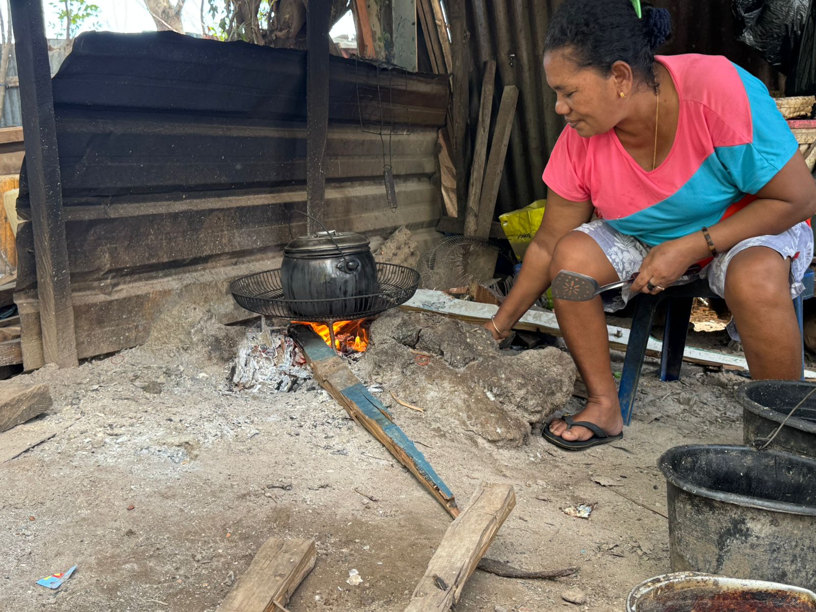 Minyak Tanah Langka, Warga Oesapa Masak Pakai Sisa Bangkai Kapal