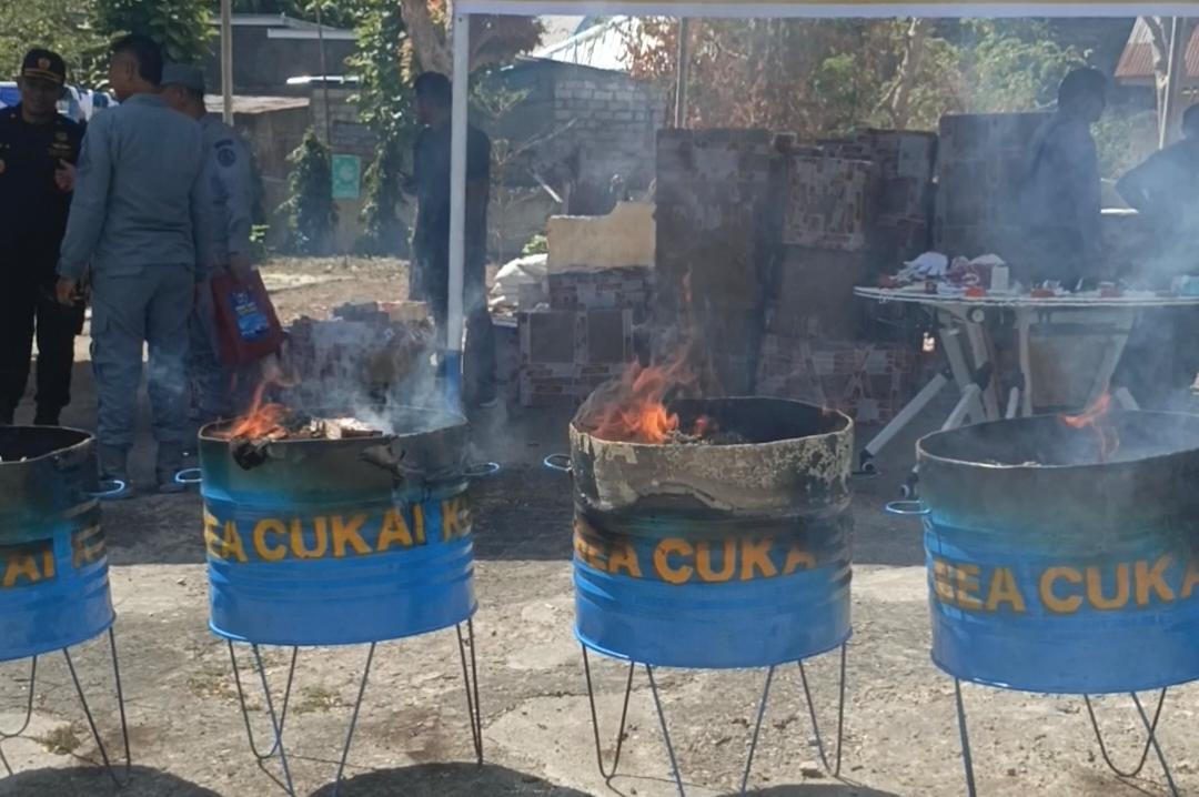 1 Juta Batang Rokok Ilegal dan 21 Ballpress Dimusnahkan Bea Cukai Kupang