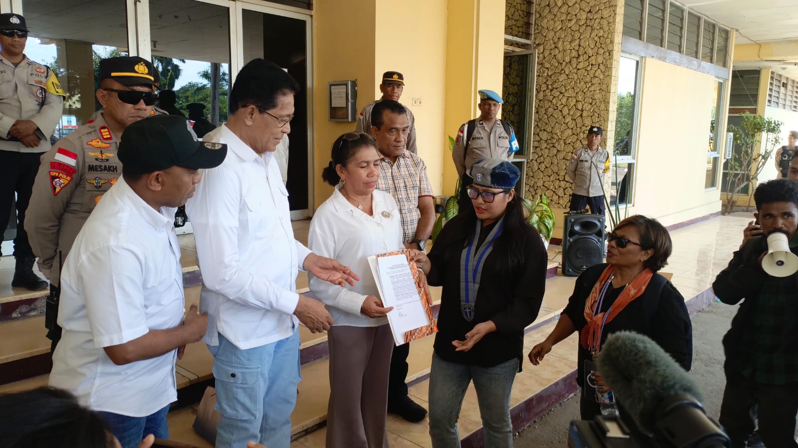 Rekrutmen Akpol NTT Diprotes, Massa Minta Kapolri Batalkan Enam Calon Taruna
