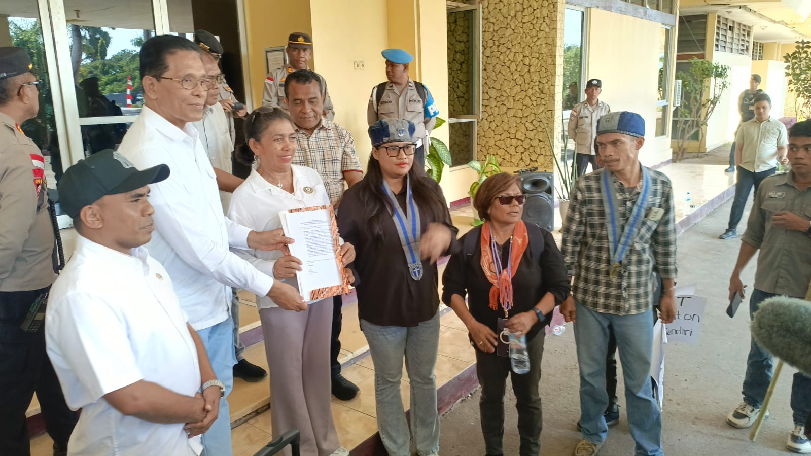 Anggota DPRD NTT, Ana Waha Kolin: Calon Taruna Akpol Asal NTT Harus Menguasai Bahasa Daerah