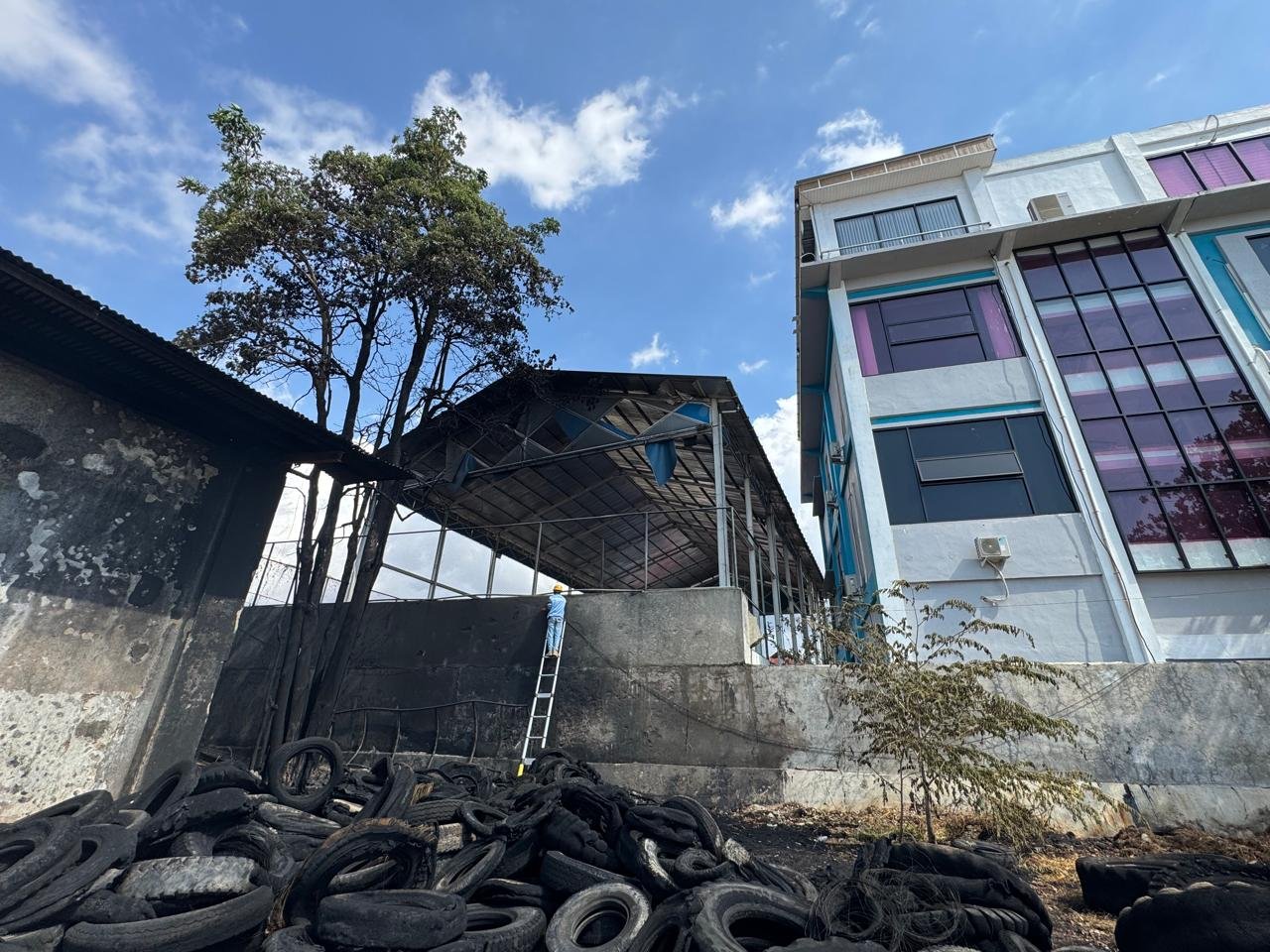 Ban Bekas di Sekitar Gudang Milik Hotel Naka Terbakar, Api Merambat ke Area PLN UIW NTT