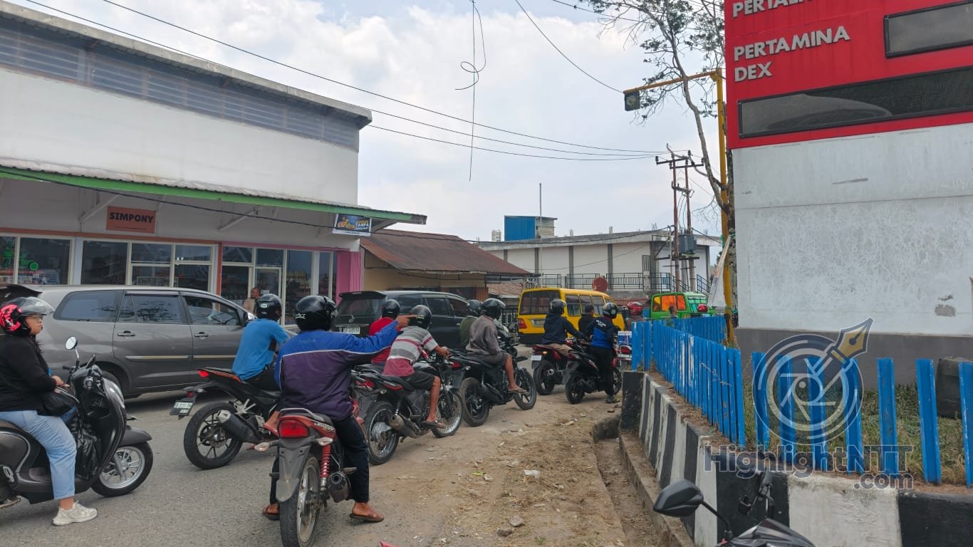 Terhambatnya Pasokan dan Kendala Teknis Picu Antrean Panjang BBM di Ruteng