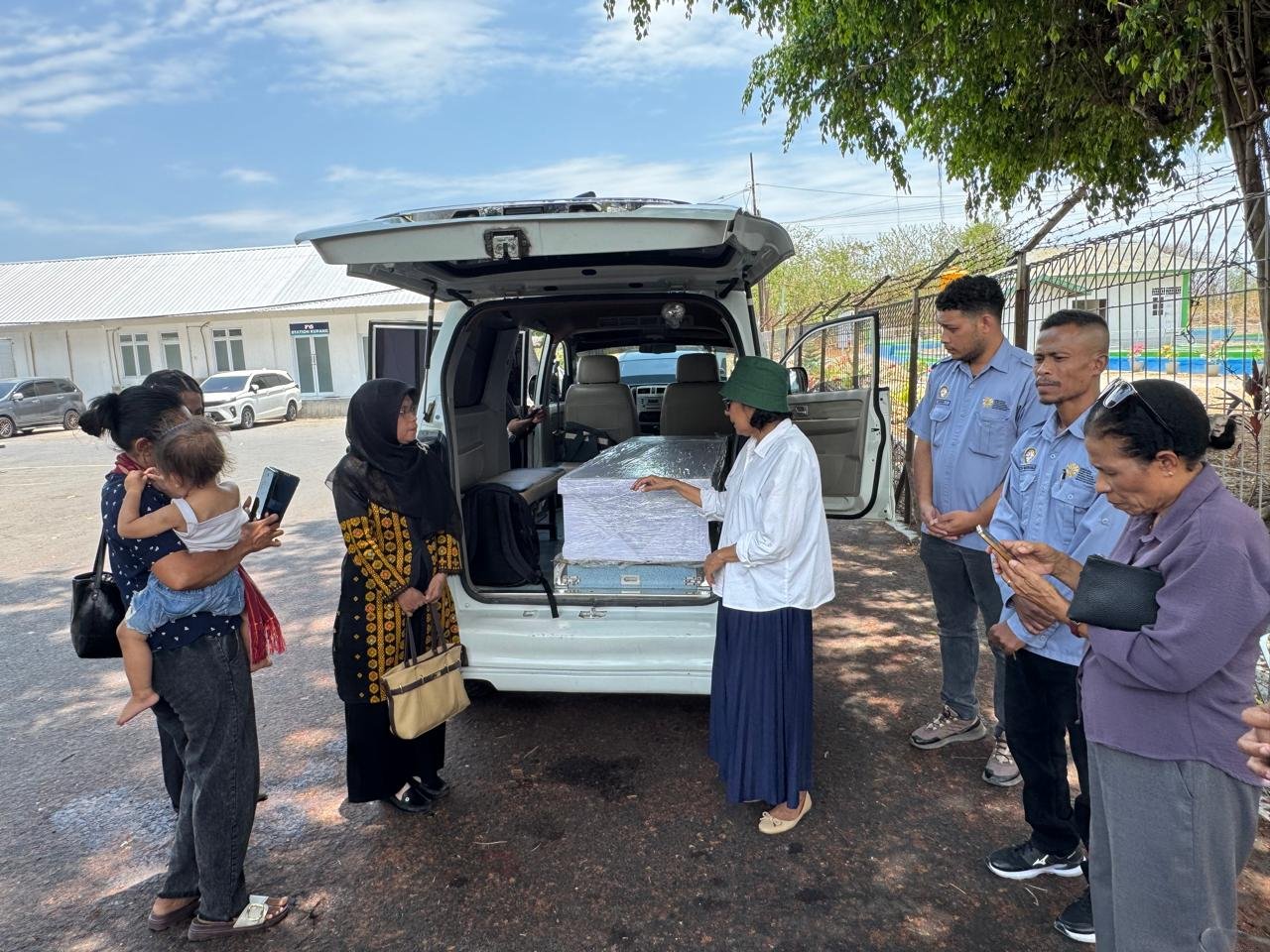 Pendeta Ina Pimpin Doa untuk Jenazah PMI NTT ke-120 yang Tinggalkan Anak Kembar